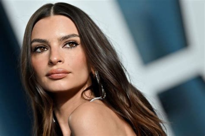 Emily Ratajkowski Bio, Age, Husband, Children, Net Worth, Parents, Siblings