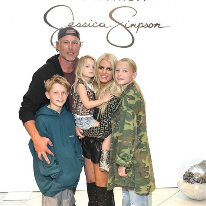 Jessica Simpson shares new family photos with husband Eric Johnson, their 3 kids