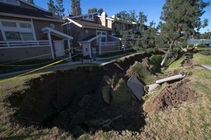 Massive sinkhole opens at apartment complex in Orange County, California