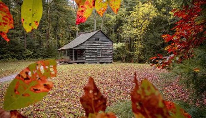 Why this small town is working to deter tourists' fall foliage photo ops